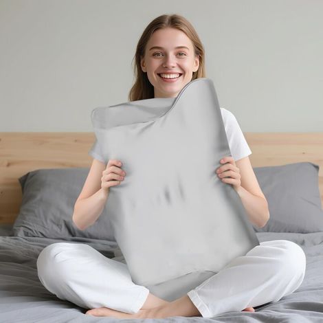Taie Oreiller Satin 60x40, Similaire Aux Taie d Oreiller en Soie, Housse de Remplacement pour Oreiller de Cou, Lisse et Soyeuse, Lavable (Gris) (1/4)