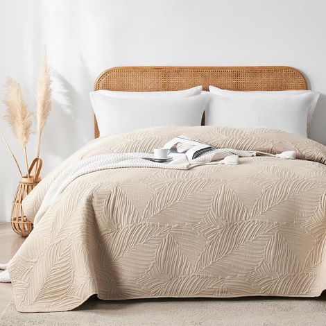 Couvre-lit 240x260 cm Beige,Boutis Matelassé en Polyester Doux,Motif Feuilles Décoratif,Confort Léger et Doux,pour Lit Double et Canapé,Convient à Toutes Les Saisons (1/5)