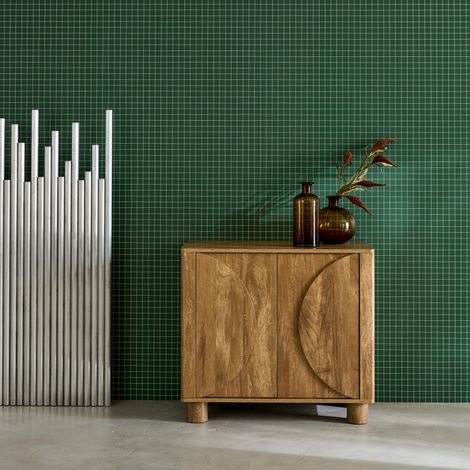 Sweeek – Buffet exotique 2 portes 80cm en bois de manguier – Design unique avec motifs lunaires – Ouverture par pression – Pieds en bois arrondis