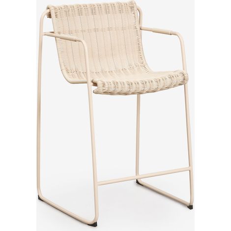 Taburete alto apilable con reposabrazos en ratán sintético y acero Revia SKLUM       