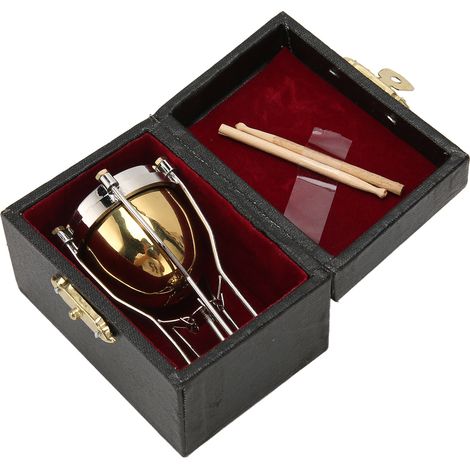Ce modèle de timbales miniature finement décoré est un ornement en laiton, idéal pour des occasions telles que les remises de diplômes, les anniversaires et Noël. (1/5)