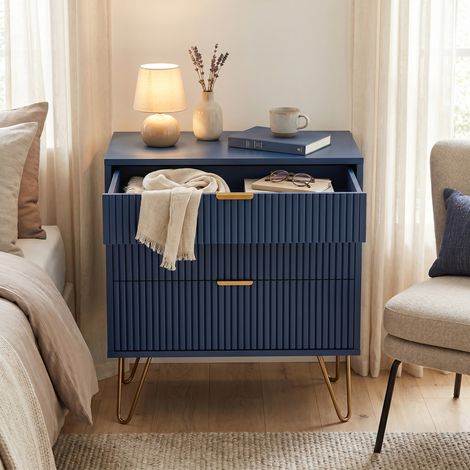 Table de chevet, Commode à 3 tiroirs, 60x40x70 cm, Meuble de rangement en bois avec pieds en métal, Design nervuré moderne, Bleu et Or (1/5)
