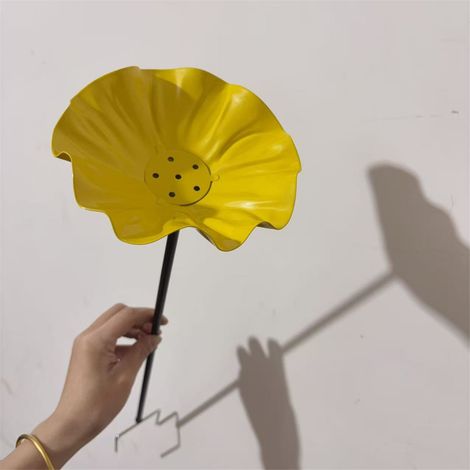 Piquet de jardin en métal fait main avec abreuvoir pour oiseaux et pollinisateurs, abreuvoir pour abeilles, mangeoire à abeilles en métal avec motif floral pour la décoration extérieure (jaune) (1/5)