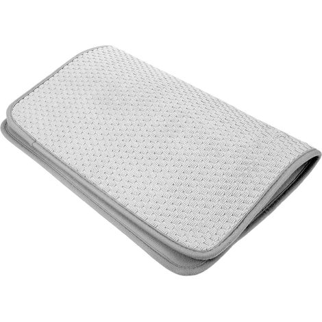 Tapis pour vaisselle et les légumes dans cuisine