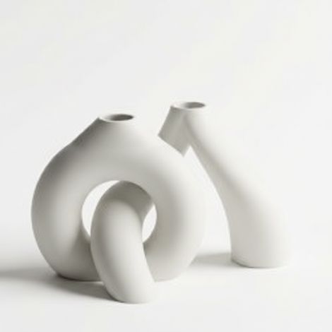 Un vase blanc minimaliste en forme d'anneau avec entrelacs pour les fleurs (1/3)