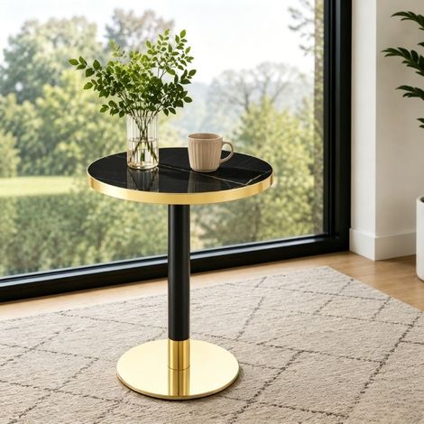 Table d'appoint ronde moderne, plateau effet marbre avec bordure dorée, structure métallique robuste noire et dorée, idéale comme table basse, table de chevet ou table de balcon. (1/4)