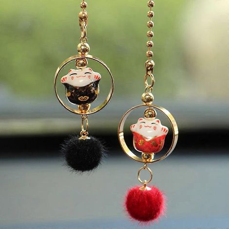 Lot de 2 pendentifs pour voiture, chat porte-bonheur souriant, décoration pour rétroviseur intérieur, pompons en fourrure, accessoires de suspension (1/5)