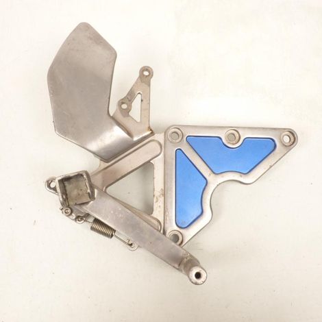 [PRODUIT D'OCCASION] Platine de repose pied pilote droit origine pour moto Suzuki 400 (1/2)