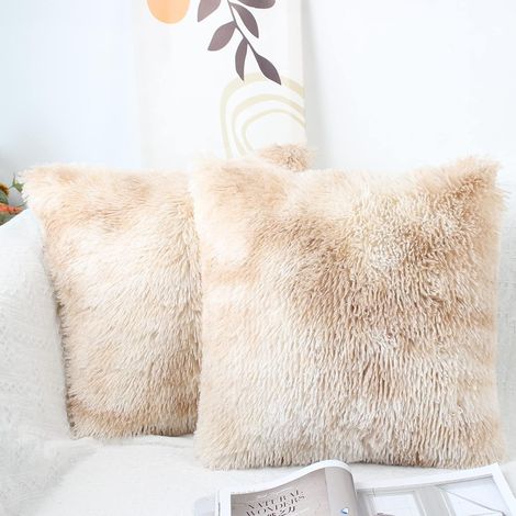 Juego de dos fundas de almohada de piel sintética afelpada - 43 x 43 cm - Beige. Diseño único para decorar tu hogar (1/5)