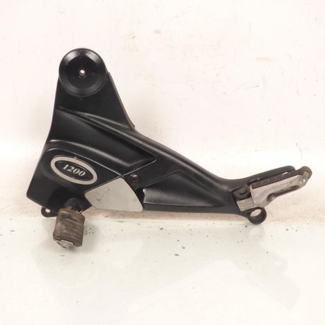 [PRODUIT D'OCCASION] Platine de repose pied pilote gauche origine pour moto Triumph (1/2)