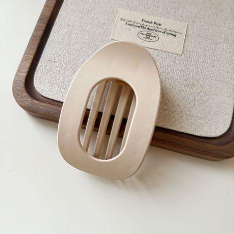Pinza para el cabello ovalada, plana y esmerilada - sujeción segura - color albaricoque esmerilado curvado - pinza para el cabello. (1/4)