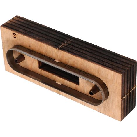 Molde de madera para cortar cuero, ideal para correas y diseños precisos. (1/5)
