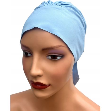 Das hellblaue Kopftuch „Tess“ ist ein stilvolles Sommeraccessoire. Polnisches Produkt. (1/4)
