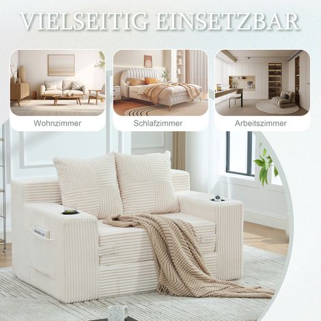 Questo moderno divano letto matrimoniale è un comodo divano a due posti rivestito in cashmere, completo di due cuscini e portabicchieri. Dispone inoltre di un elegante poggiapiedi decorativo con vano  (1/5)