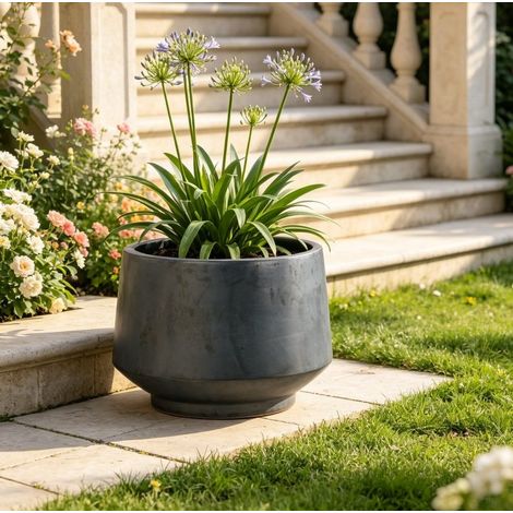 Vaso da fiori in ceramica Ø 38 cm, finitura nero anticato opaco, con fori di drenaggio, per uso interno ed esterno. (1/5)