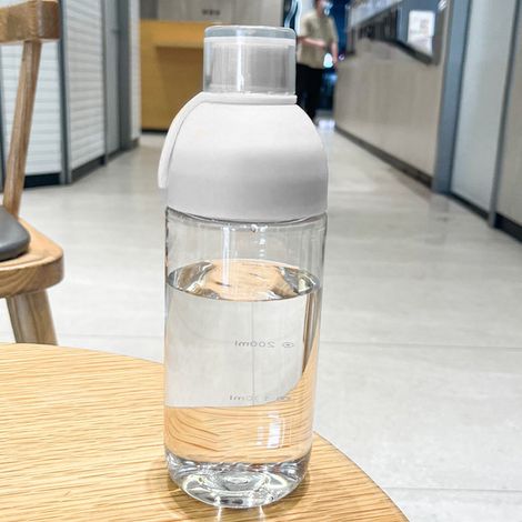 Hochtemperaturbeständiger PC-Kunststoff-Wasserbecher, elegantes und minimalistisches Design, mit Skala, tragbar, weiß, geeignet für den Heimgebrauch, Cold-Brew-Becher. (1/5)