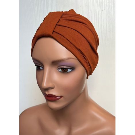 Emma, die rothaarige Frau, trug auch nach der Chemotherapie einen Turban und ein fertiges Kopftuch. (1/4)