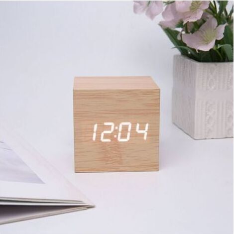 Reloj despertador digital LED con indicador de fecha y temperatura, 3 alarmas, 4 niveles de brillo, funciona con pilas o USB [Madera de bambú, luz blanca] (1/4)