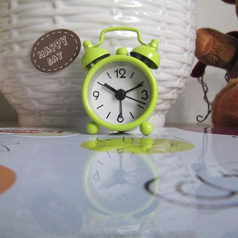 Réveil analogique classique – un joli modèle compact en métal vert qui s'harmonise avec la décoration intérieure et crée une ambiance festive. (1/5)