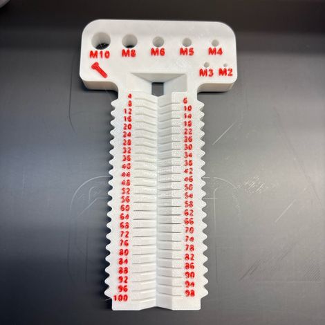 Outil de mesure de vis M2-M10 + L4-100 mm. Cet outil permet de mesurer les vis métriques de M2 à M10, d'une longueur de 4 à 100 mm. (Blanc/Rouge)