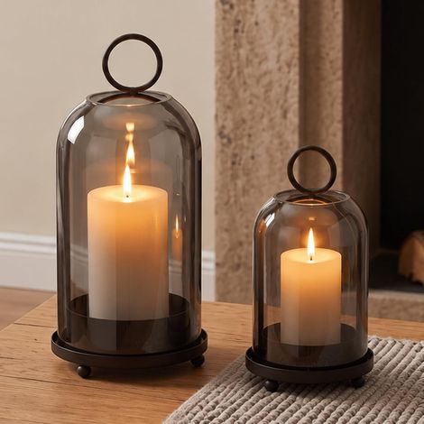 Lanterne Noire Déco: Grand Bougeoir pour Bougies Piliers avec Dôme en Verre Fumé pour Salon – Lot de 2 Porte-Bougies Lanterne Moderne en Métal avec Chaînes pour Table Cheminée Commode (1/5)