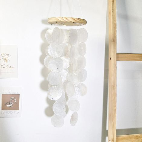 Windspiel – Dieses wunderschöne, handgefertigte Windspiel aus Muscheln erzeugt beruhigende Klänge und eignet sich perfekt zum Aufhängen im Garten oder auf der Terrasse. (weiß)