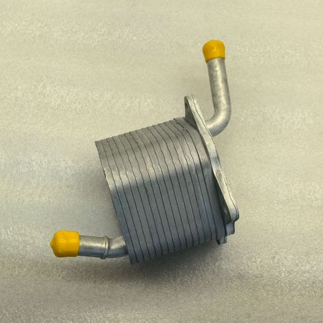 15071-0E010 150710E010 is suitable for the oil cooler of 2015 Toyota Hilux models. (1/4)