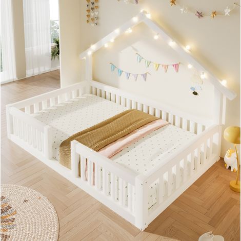 Cama infantil casita 90 x 200 cm de madera, con barrera de seguridad y guirnalda LED blanca DESVIAE (1/5)