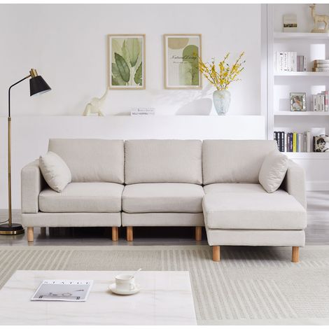 Divano angolare nordico a 3 posti con pouf 235×152×78 cm – Divano a L beige in poliestere con gambe in legno massello per il soggiorno moderno