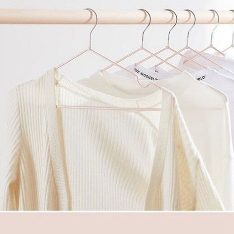 Set mit 10 breiten, rutschfesten und nanopartikelbeständigen Kleiderbügeln für Erwachsene. Dicke, geriffelte Kunststoffbügel, geeignet für trockene und nasse Wäsche, rosa. (1/5)