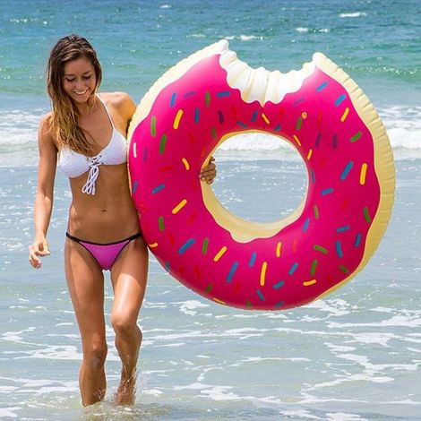 Bouée gonflable en forme de donut pour la baignade estivale un accessoire flottant conçu pour les activités nautiques récréatives.-AquaForge (1/5)