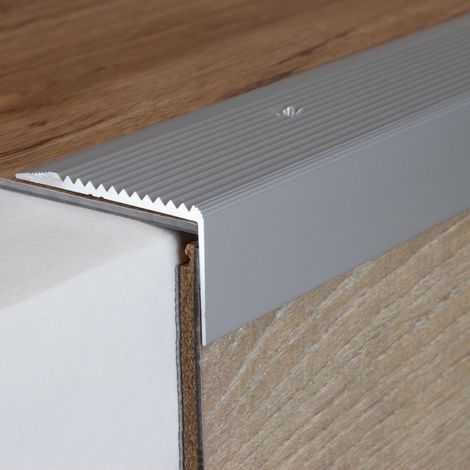 Treppenkante "Gela" / Treppenkantenprofil / Winkelprofil (Größe 28 mm x 50 mm) aus Aluminium eloxiert, gebohrt, von Auer Metall-silber-1000 (1/5)
