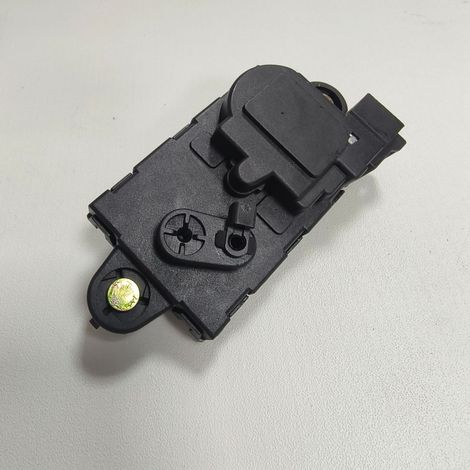 95735-38000 and 95736-38000 are applicable to Hyundai and Kia front and rear door lock motors and door locks.