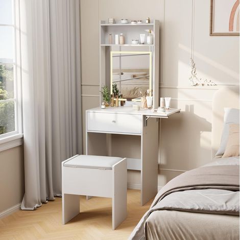 Coiffeuse avec Miroir LED Intelligent et Station de Charge, Petite Coiffeuse avec Plateau Rabattable, Tabouret de Rangement et Étagères Ouvertes pour Chambre (1/5)