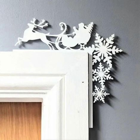 Weihnachtliche Türdekoration aus Metall im Schlittendesign für die Oberseite und die Ecke des Türrahmens. (1/5)