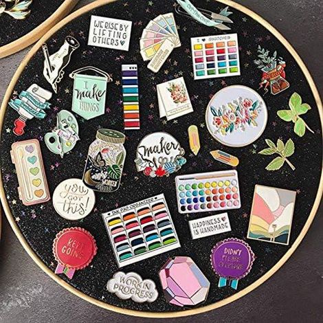 Épinglier mural avec support de rangement pour bijoux, cadre à bijoux en toile et cuir avec cerceau à broder, présentoir à étoiles pour broches, boucles d'oreilles et colliers, panneau d'exposition po (1/5)