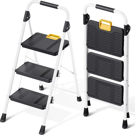Escabeau Pliable 3 marches Charge maximale de 150kg Verrouillage de sécurité, pédales Larges accoudoirs escabeau escamotable légères pour la Maison, Cuisine, Placard et Bureau, Blanc (1/5)
