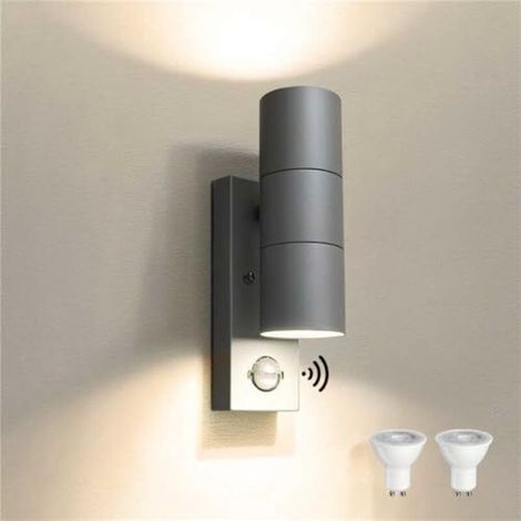 Applique murale extérieure LED en acier inoxydable avec détecteur de mouvement PIR réglable et interrupteur crépusculaire, étanche IP54, 230 V, éclairage vers le haut/vers le bas, incluant 2 ampoules