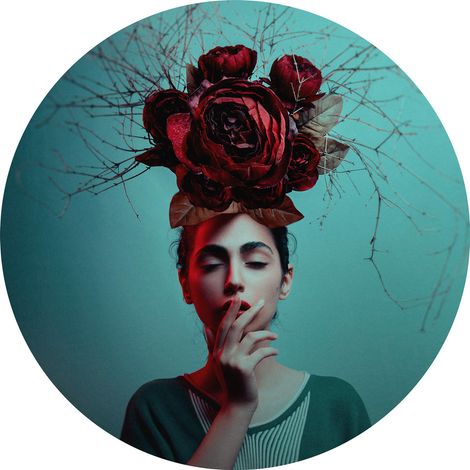 Papier peint rond panoramique femme avec fleur dans les cheveux | Tapisserie panoramique moderne bleu & rouge | Papier peint panoramique salon - 140 x 140 cm (3 pièces) (1/2)