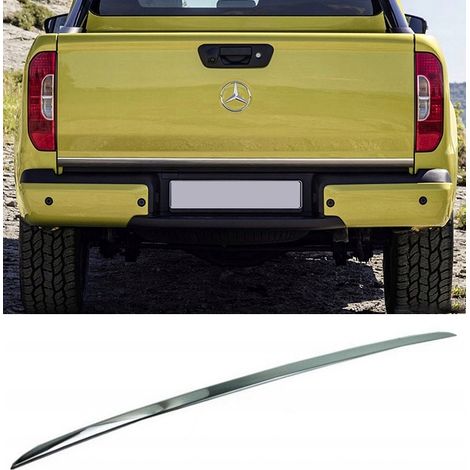 Moldura cromada del portón trasero de la camioneta Mercedes Clase X (1/5)