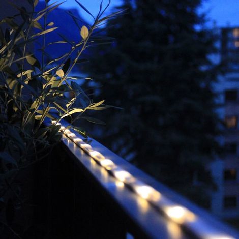 Ruban de LED solaire 1,5 m avec panneau déporté – 85 lumens – Allumage automatique – Protection IP44 – Autonomie jusqu'à 6h – Watt & Home (1/3)