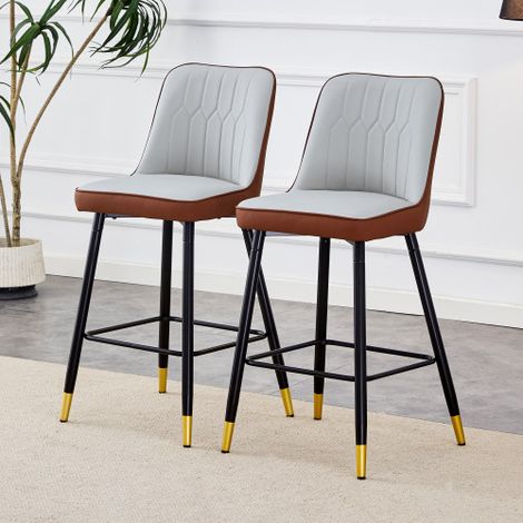Un lot de deux tabourets de bar, revêtus de cuir PU gris clair et marron, dotés d'une structure en métal noir et d'un repose-pieds confortable.