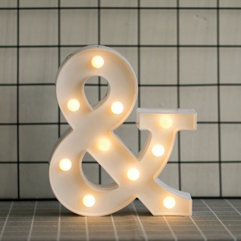 Lettere dell'alfabeto illuminate a LED su un supporto, con lampadine scintillanti a scopo decorativo.