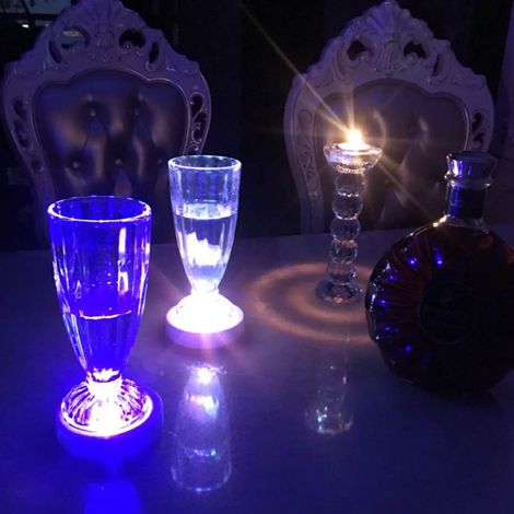 Sous-verre à vin lumineux avec LED multicolores, coque blanche, sans piles. (1/5)
