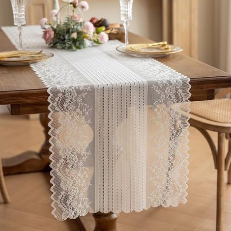 Un élégant chemin de table en dentelle blanche - une décoration de mariage en dentelle ornée de broderies florales - les mariages - les fêtes prénuptiales (1/5)