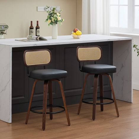 Lot de 2 tabourets de bar, hauteur d’assise 66 cm, pivotants à 360°, dossiers en cannage, assises rembourrées noires, pieds en bois finition noyer (1/5)