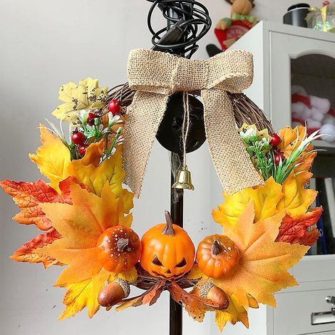 Décoration d'Halloween : guirlande, citrouilles d'automne, feuilles d'érable, décoration pour la fête des récoltes et la maison. (1/2)