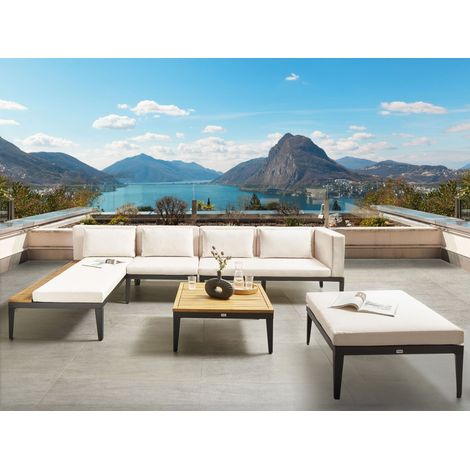 Conjunto de jardín 4 plazas de madera de acacia certificada sofá esquinero con mesa de centro y otomana cojines beige claro derecho Bracciano (1/5)