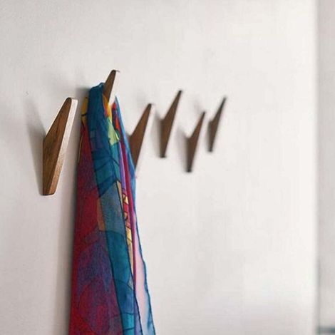 Juego de 4 ganchos de pared de madera de haya natural, perfectos para colgar sombreros, toallas, vestidos y otros artículos con un estilo rústico moderno. (1/4)