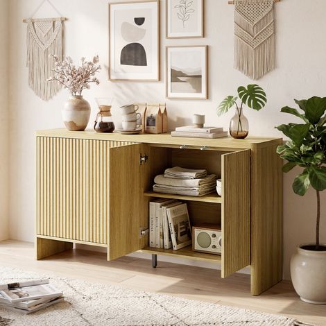 Buffet salon. meuble de rangement avec 4 portes rainurées. étagère réglable. ouverture par pression. 147x40x77cm. chêne